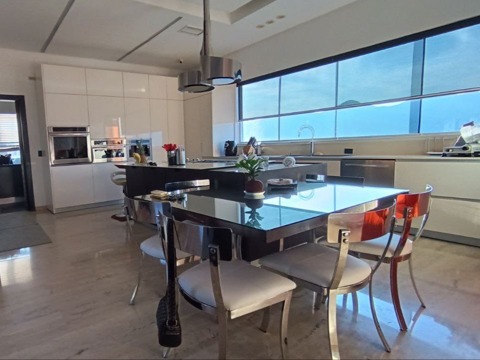 277240 VENTA ESPECTACULAR PENT HOUSE 3 niveles 800m2, Urbanización El Bosque. valencia, estado carab