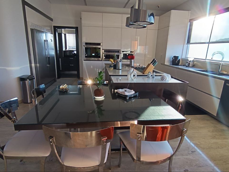 277240 VENTA ESPECTACULAR PENT HOUSE 3 niveles 800m2, Urbanización El Bosque. valencia, estado carab